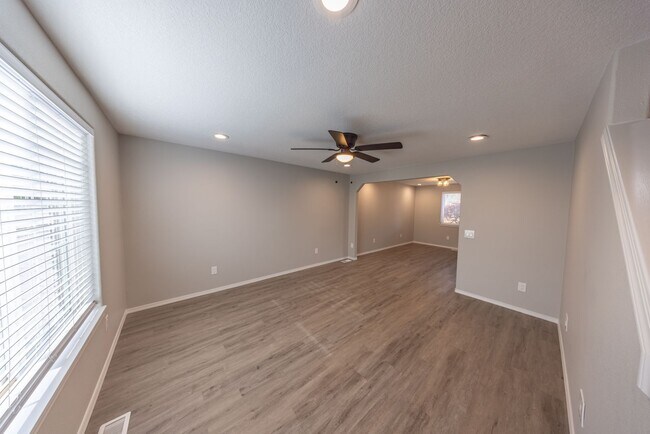 Building Photo - 5 bedroom home in Orchards - RV Parking