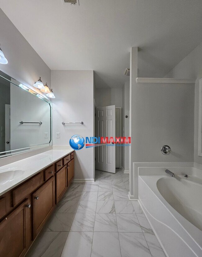 Building Photo - Spacious, open floor plan home in a very c...