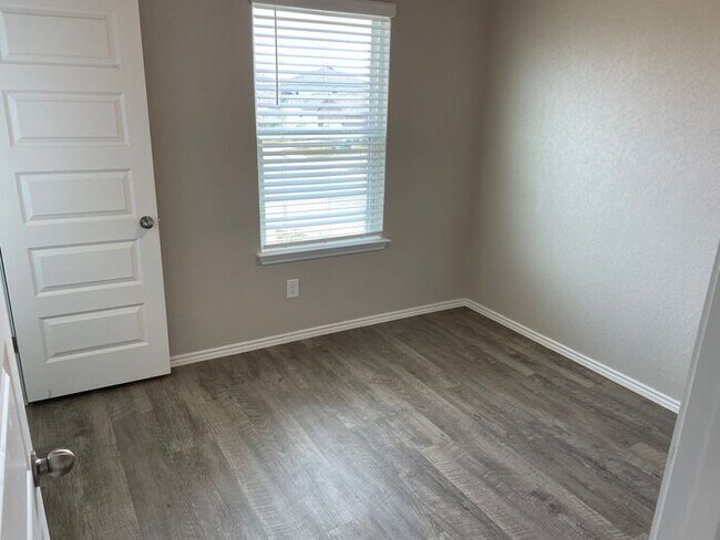 Building Photo - Available Now | Pet-Friendly 3-Bedroom, 2-Bath Home in Scott’s Hollow — Tour Today!