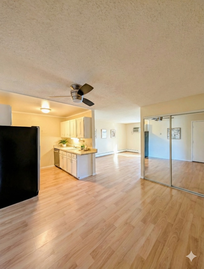 Building Photo - Golden