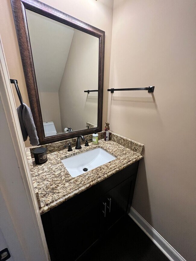 Building Photo - Parkview Condo- Unit H