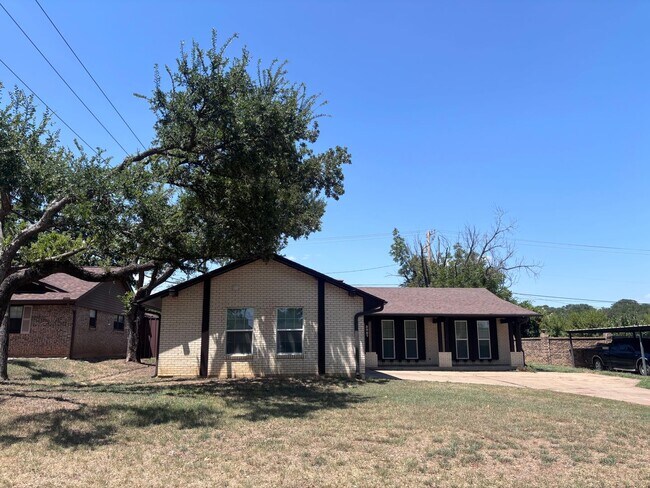 Building Photo - 3/2/2 Newly remodeled home with new appliances, flooring and much more!