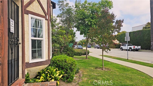 Building Photo - 2053 Barry Ave