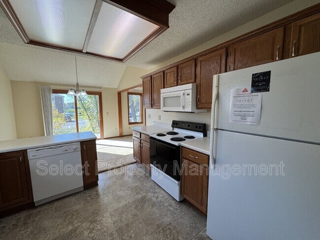 Building Photo - 7401 Montclair Dr