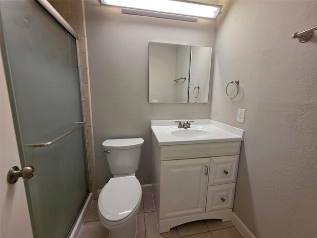 Building Photo - East Heatherock Circle, Sugar Land, TX 77479 - 3 BR 2 BA single-family home