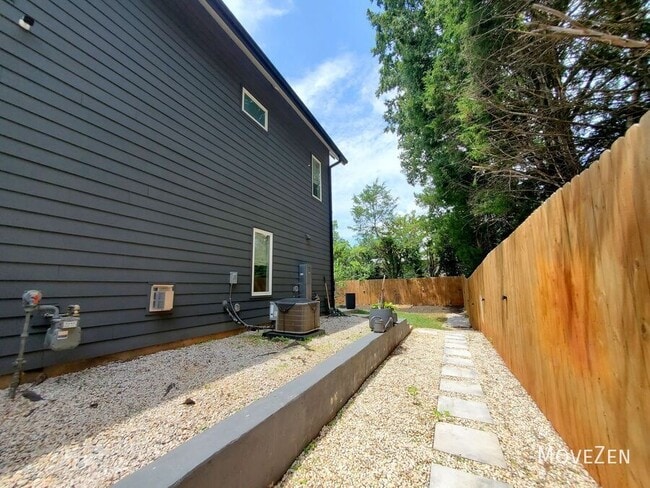 Building Photo - 5018 Double Lakes Dr