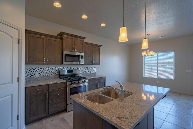 Building Photo - 4 bedroom 2 Bath Home in Desert Edge Cove - RV parking!