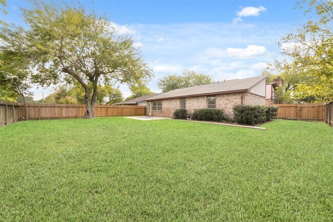 Building Photo - 10522 Northview Dr