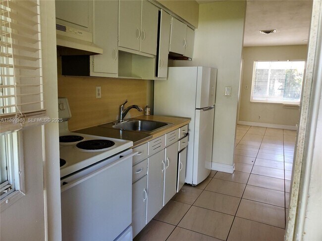 Building Photo - 1925 Scott St