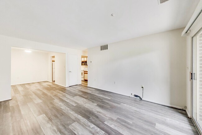 Building Photo - Ground Level Condo in Gaithersburg - 1 bed, 1 bath