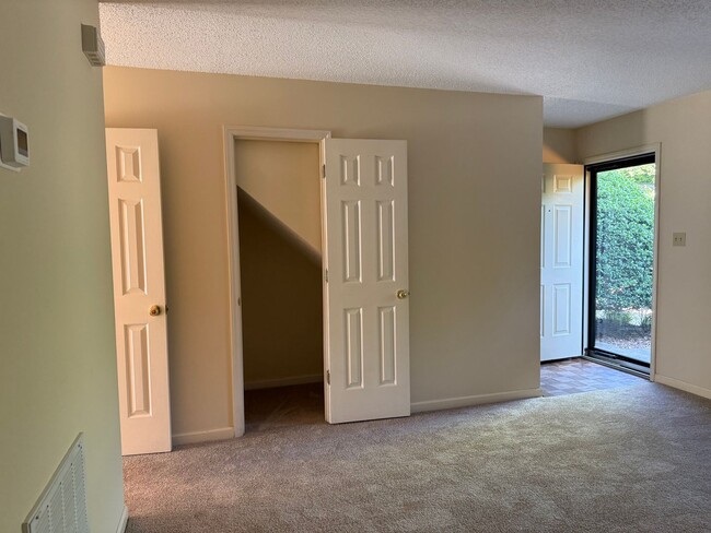 Building Photo - Private 2BD/1.5BA Townhouse in Prime NW Hi...