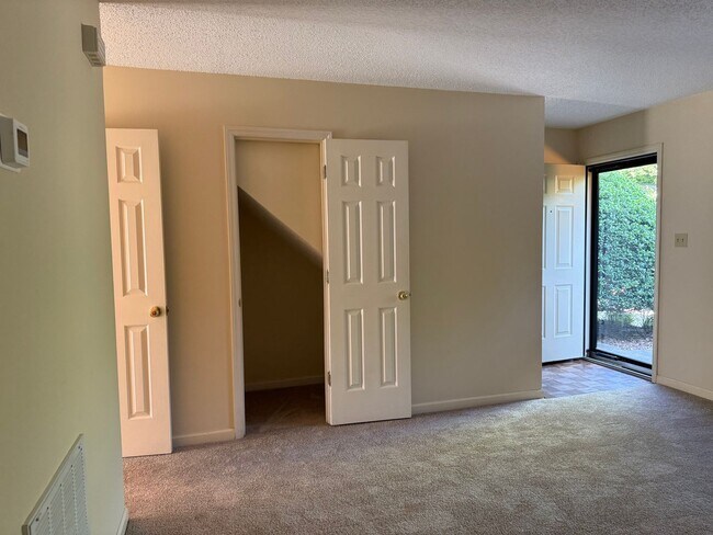 Building Photo - Private 2BD/1.5BA Townhouse in Prime NW Hickory Location | Available 6/1/2026