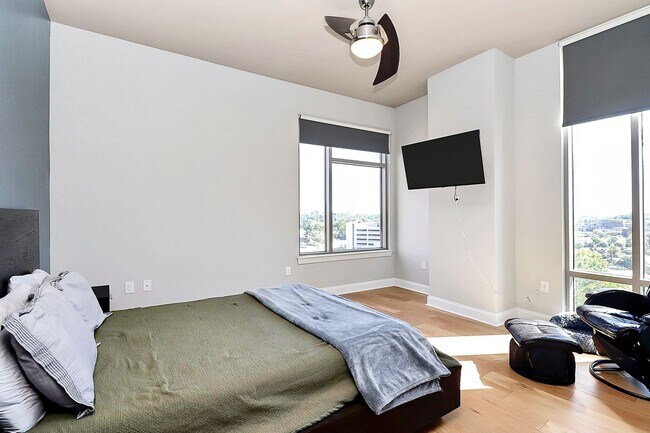 Building Photo - Spectacular 7th floor corner unit condo in Royal Court!