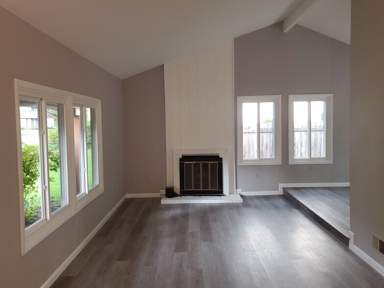 Building Photo - 417 Sugarland Run Dr