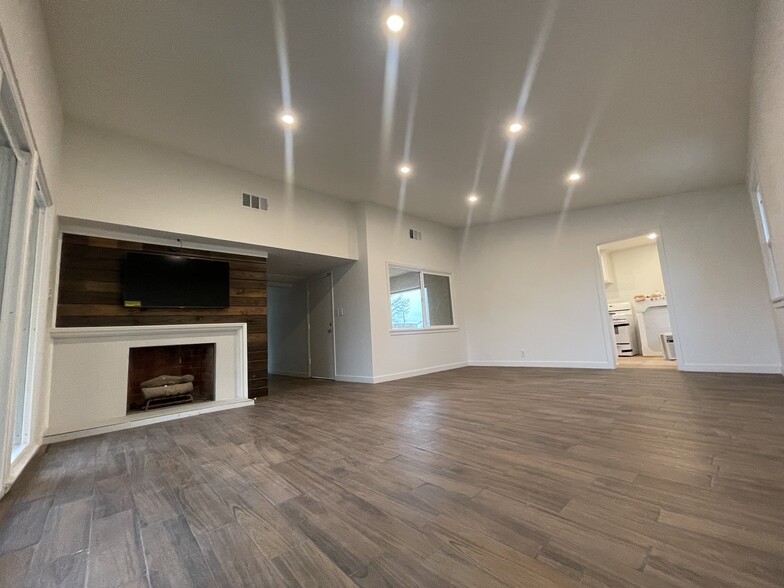 Living/Dining Room - 540 Chestnut St