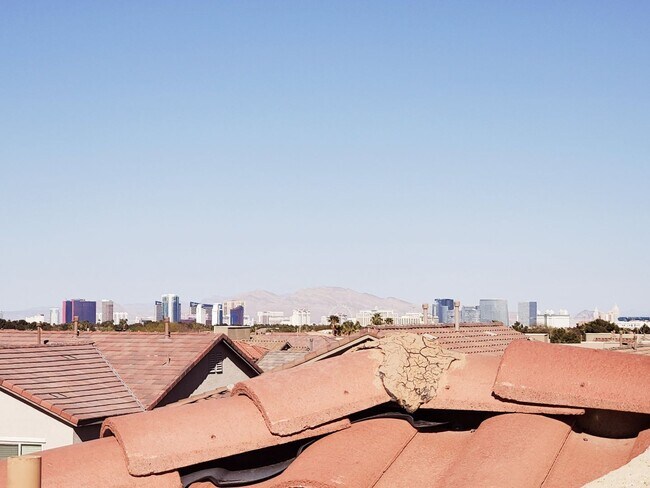 Building Photo - 3 BEDROOM HOME WITH ROOFTOP DECK! STRIP VIEWS!