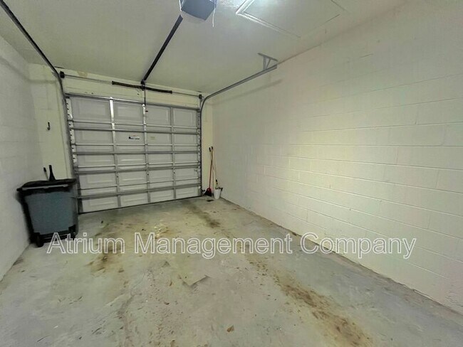 Building Photo - 3651 Oakdale Cir