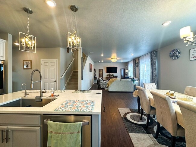 Building Photo - Meadowlark serene 4bd retreat