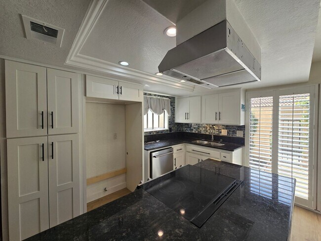 Building Photo - Hawarden Hills Home