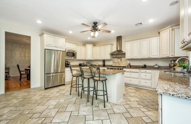 Building Photo - 696 Ridgeway