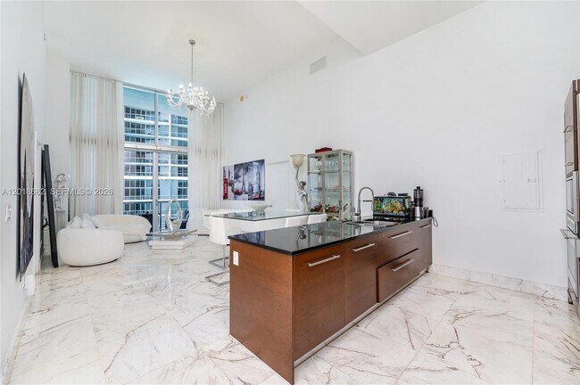 Building Photo - 475 Brickell Ave
