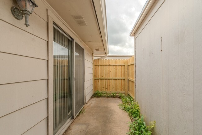 Building Photo - 6638 Lexington Dr