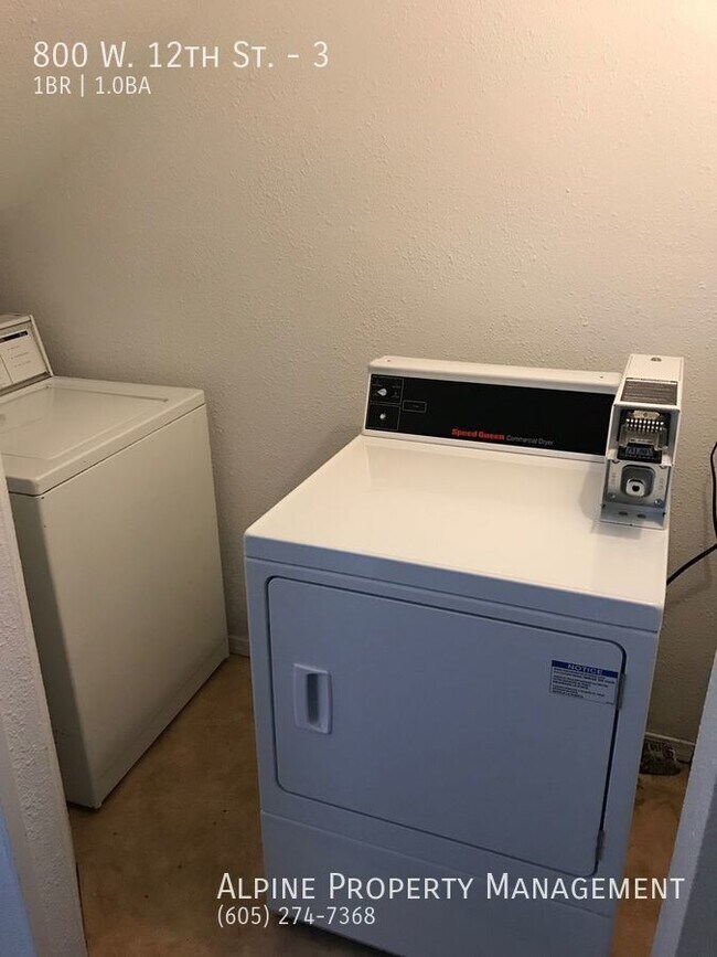 Building Photo - Completely Renovated 1 Bedroom Apartment!!