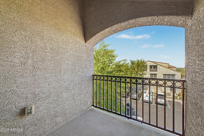 Building Photo - 2233 E Huntington Dr