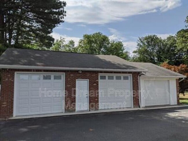 Building Photo - 1401 Bragg Rd