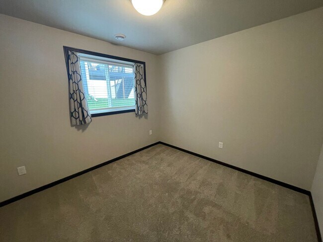 Building Photo - Spacious 4 Bed, 3 Bath Home in West Fargo