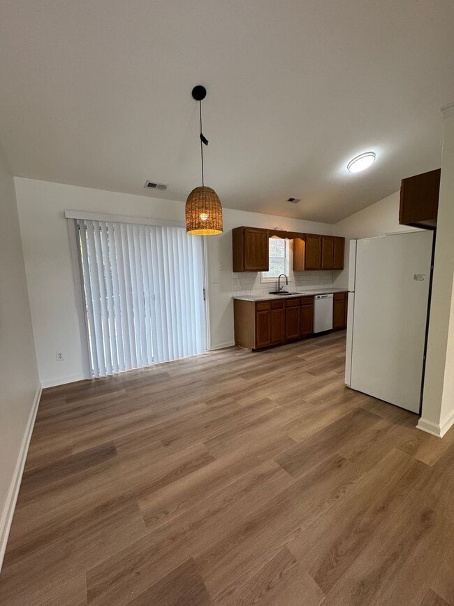 Building Photo - Charming 3 bedroom home in the Hubert area