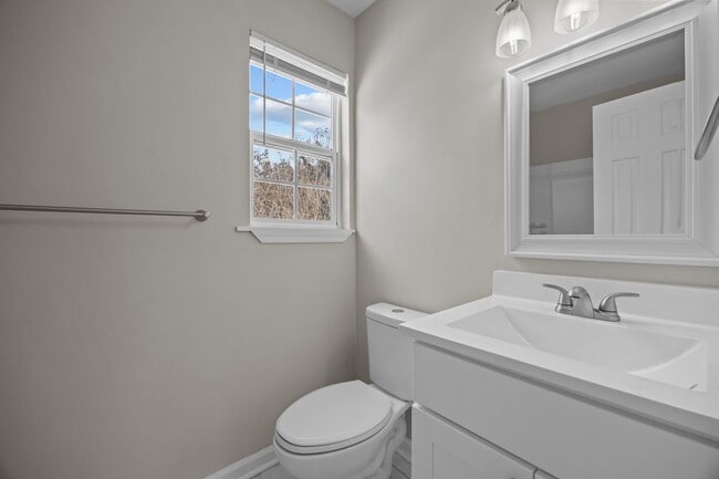 Building Photo - Portsmouth/5 bed 2 bath/Ready for quick move in!!