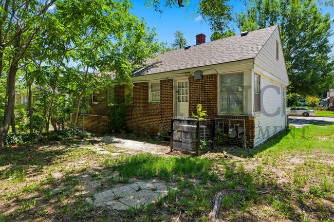 Building Photo - 2638 E Grail St
