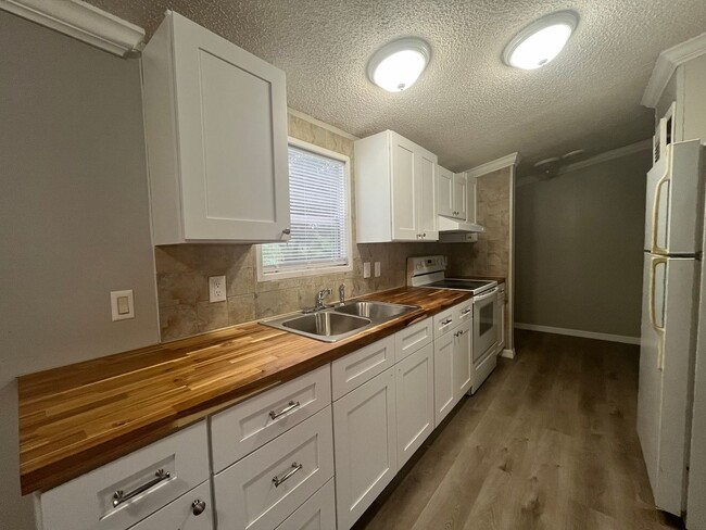 Building Photo - Beautiful 3 Bed, 2 Bath Home for Rent in L...