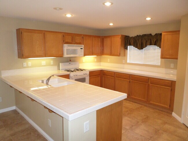 Building Photo - Great 4 BR + BONUS Room off Calle Del Oso Oro