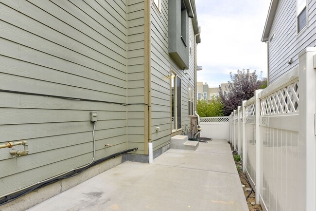 Building Photo - Beautiful 3 bed Uptown Broomfield Townhome...