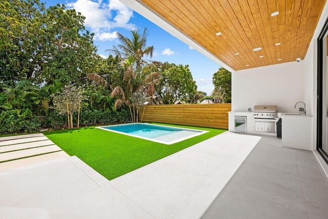 Building Photo - 2324 SW 26th St