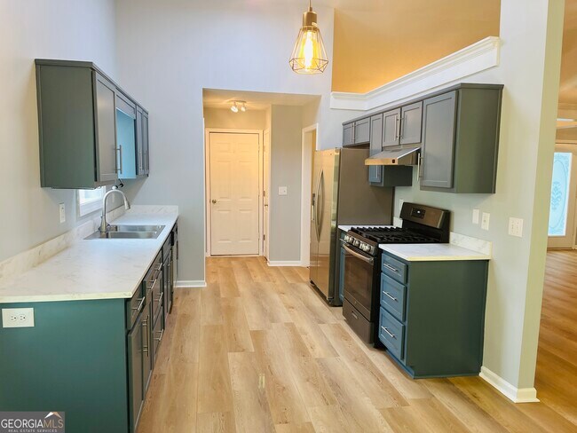 Building Photo - 165 River Park Dr