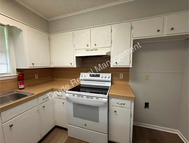 Building Photo - Quiet Country Living