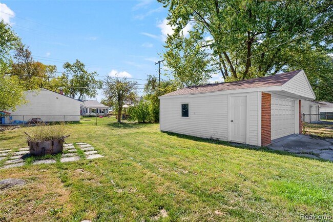 Building Photo - 2268 Serra Dr