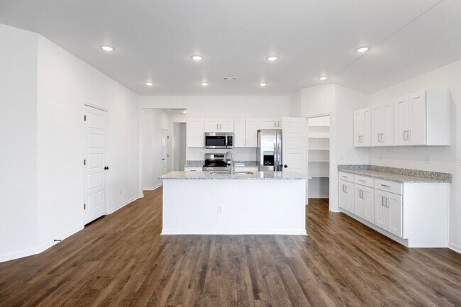 Building Photo - $1299 OFF RENT FOR THE FIRST 3 MONTHS!