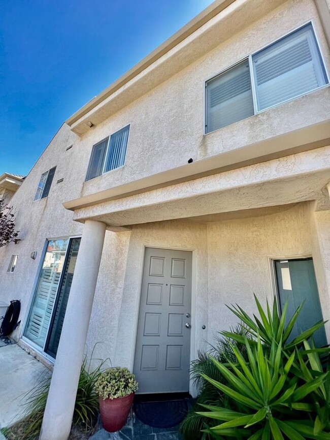 Building Photo - VIEWS VIEWS VIEWS From This Townhome With ...