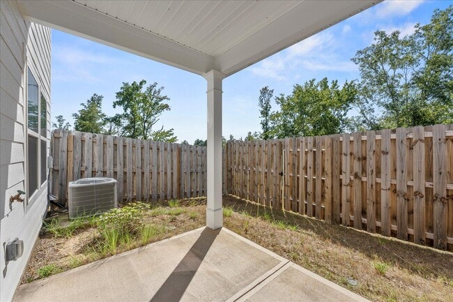 Building Photo - 1071 Linsmore Ave