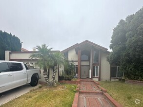 Building Photo - Spacious 4-Bedroom Home for Lease in Desir...