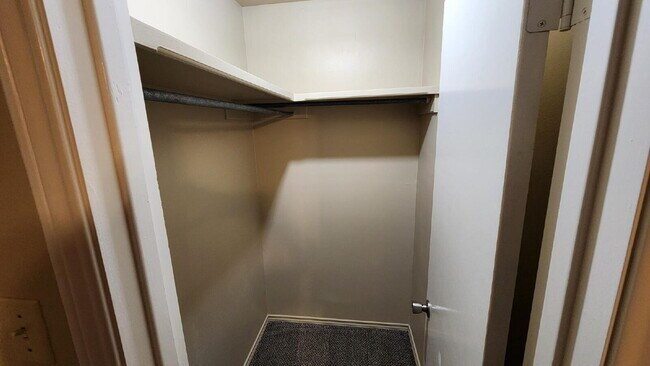 Building Photo - Half off first full month's rent/Southwest...
