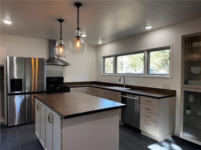 Building Photo - 610 N Olive Ave