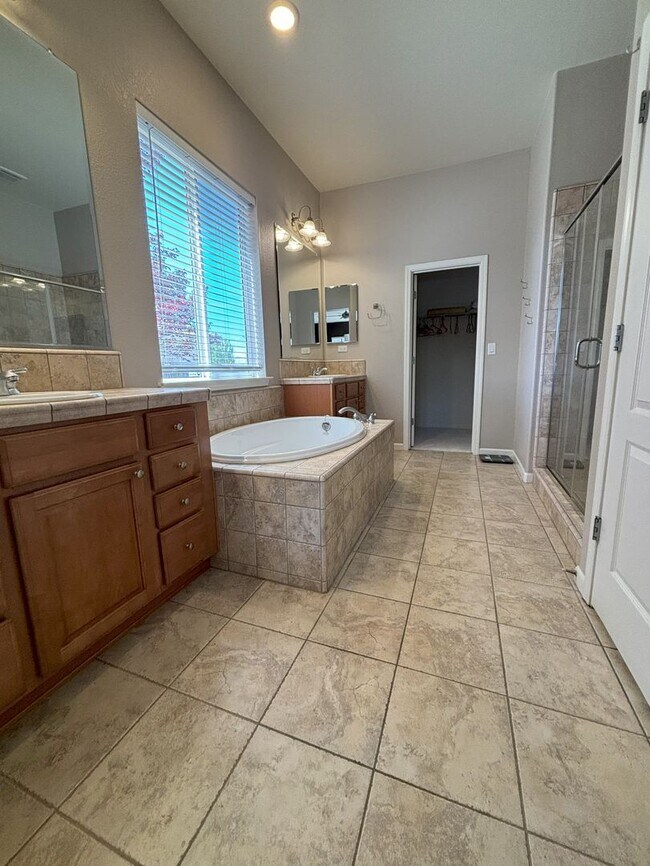 Building Photo - Sprawling Home Near UNR - One Level Living with 4 Beds - 3 Baths - 3 Car Garage