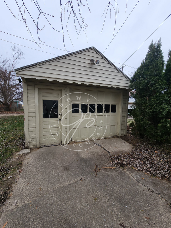 Building Photo - 3 bed 1 bath 2 story home in West Toledo-C...