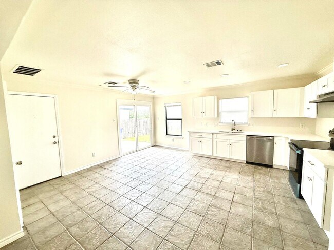 Building Photo - House in SE Austin Near Airport and Tesla!