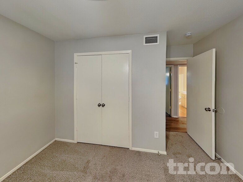 Building Photo - 1555 Willowbrook St